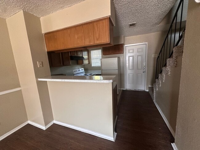 Building Photo - Spacious 2 story townhouse with fenced yard!