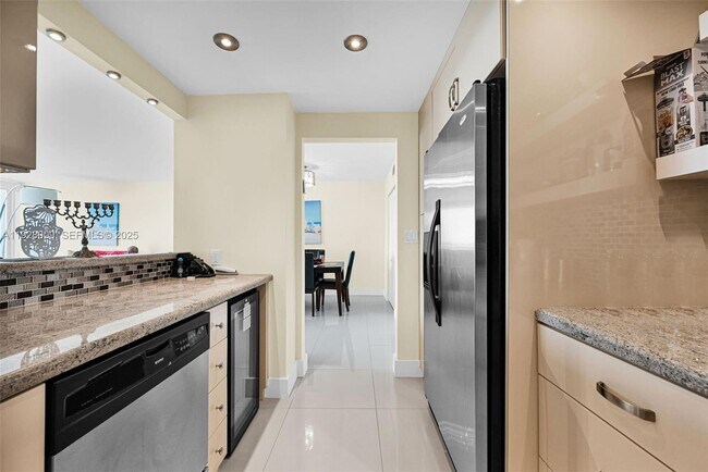 Building Photo - 100 Bayview Dr