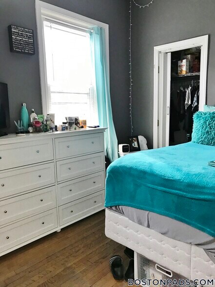 Building Photo - 447 Park Dr