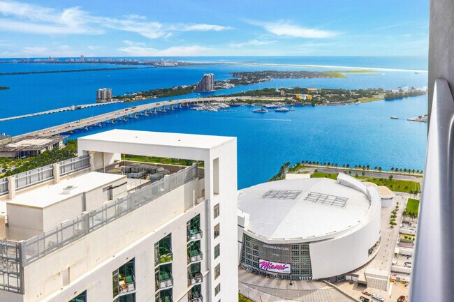 Building Photo - 601 NE 1st Ave