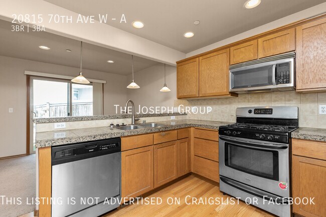 Building Photo - Sun-filled 3 bed/2.5 bath in Lynnwood!