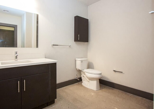 Building Photo - 190 Christopher Columbus Dr