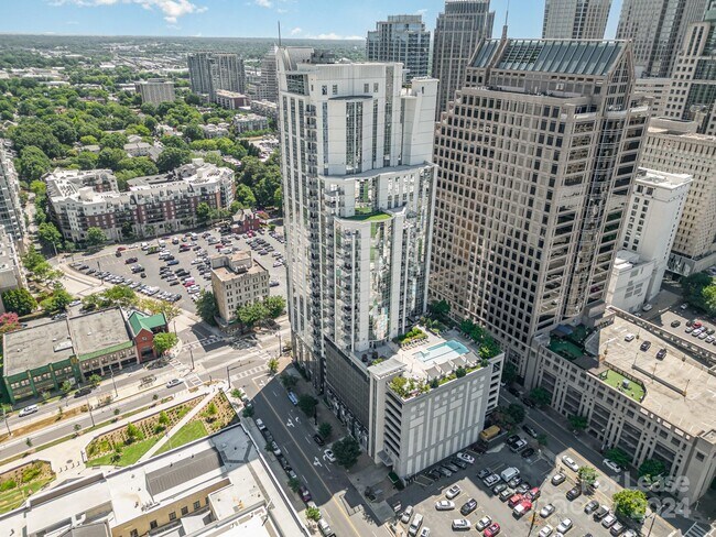 Building Photo - 307 W Trade St