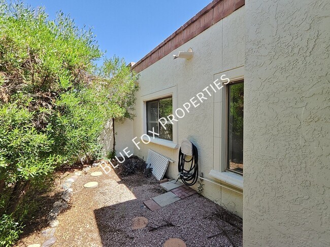 Building Photo - 983 W Palma De Pina