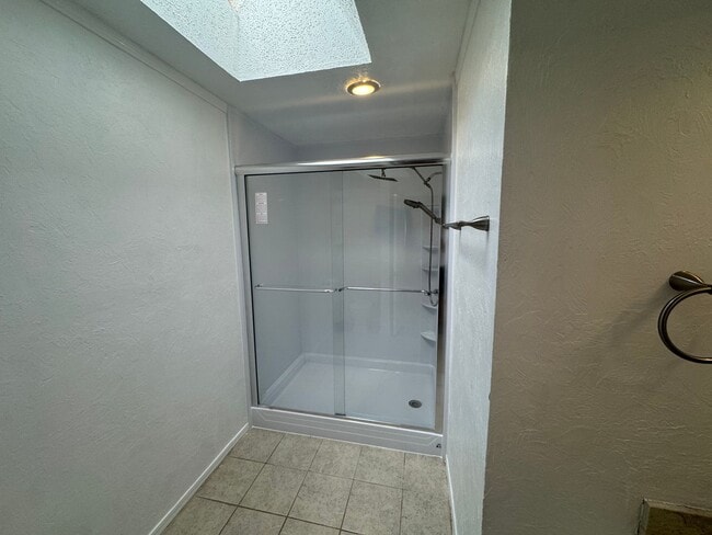 Building Photo - 3 bedroom, 2 bath 2 car garage home for re...