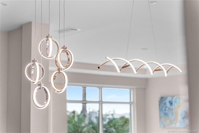 Building Photo - 41 SW Seminole St