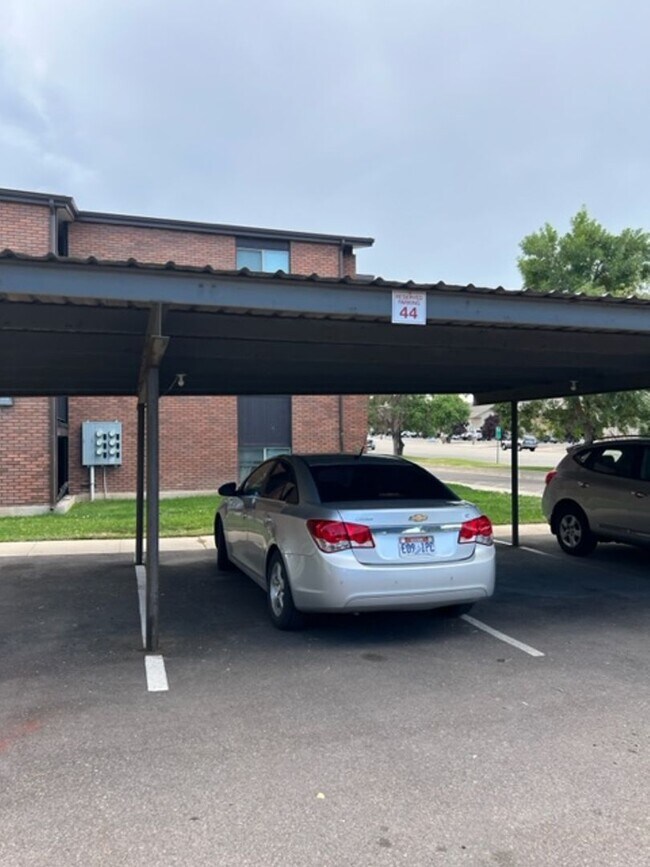 Building Photo - Beautiful condo with carport.