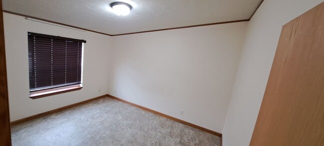 Building Photo - Ranch style 3 BR 2 BA