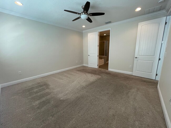 Building Photo - Large 3 Bed 3.5 Bath 2 Car Garage Townhous...