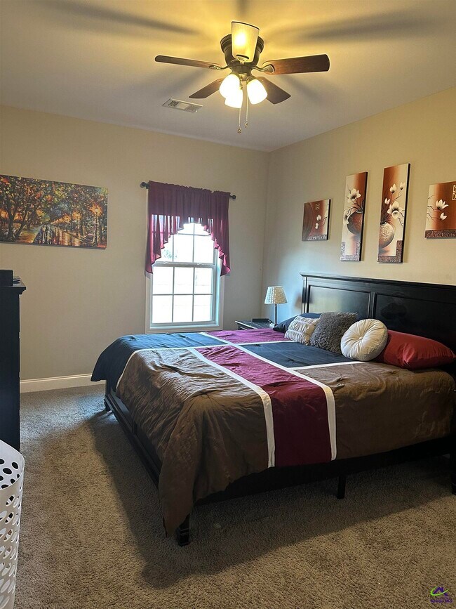 Building Photo - 201 Deven Ct