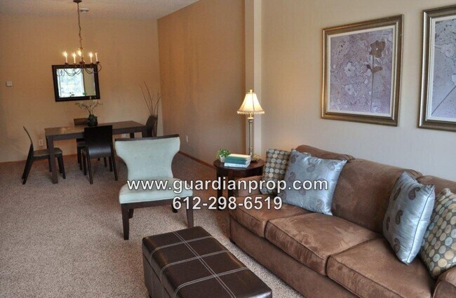 Building Photo - Townhouse Available July 1, Open Floor Pla...