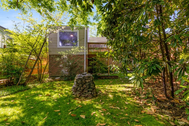 Building Photo - 666 Yorkshire Rd NE