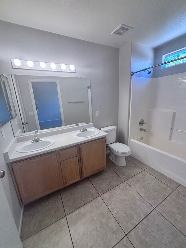 Building Photo - GREAT SINGLE STORY WITH 3 BEDS & 2 BATHS IN GATED COMMUNITY!