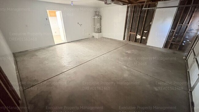 Building Photo - 4 bedroom 2 bathroom home located near S. H St/ Berkshire Rd