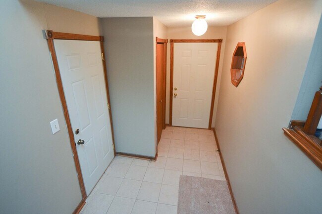 Building Photo - Great 4br home with large fenced yard in q...
