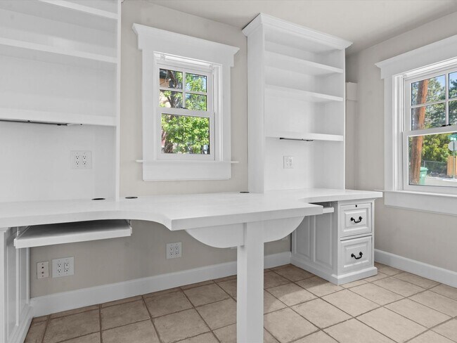 Building Photo - 2 bed, 1 bath with built in office near UNR