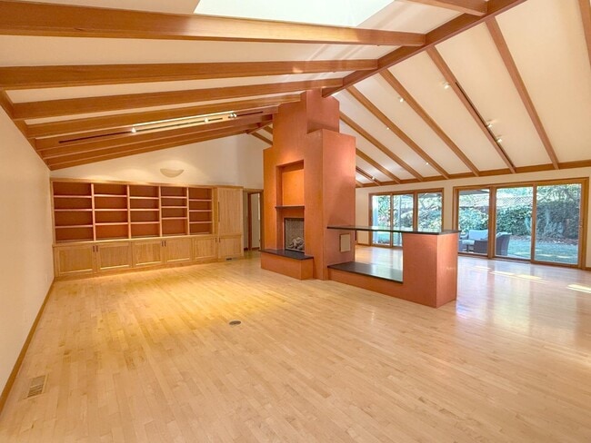 Building Photo - 335 Claremont Way