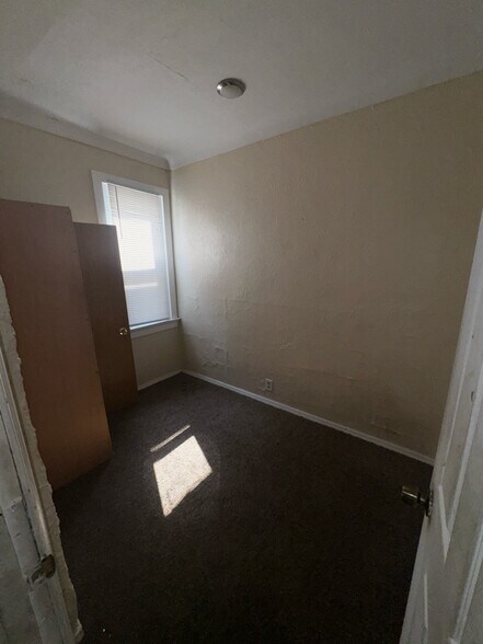 Building Photo - 319 E Streicher St