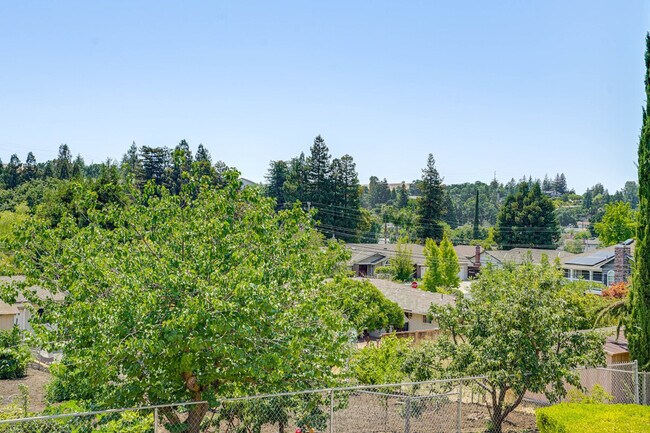 Building Photo - 1120 Sunrise Hill