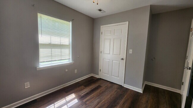 Building Photo - Refreshed 2BR/1BA duplex apartment for rent!