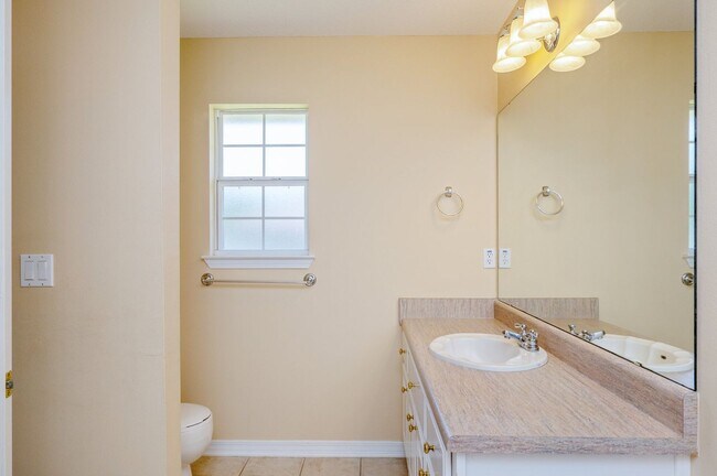 Building Photo - Spacious Home in Navarre!