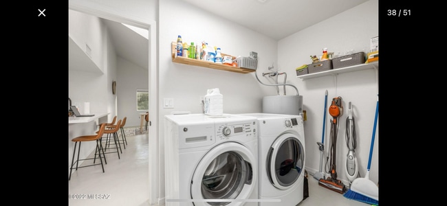 Building Photo - Gorgeous Remodeled Home w/Community Pool i...