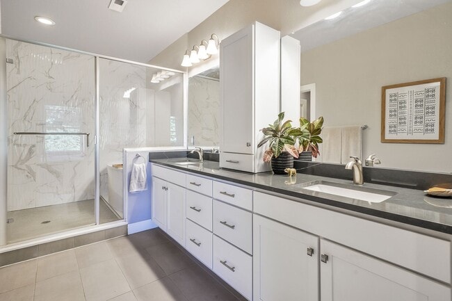 Building Photo - 1364 Vine St