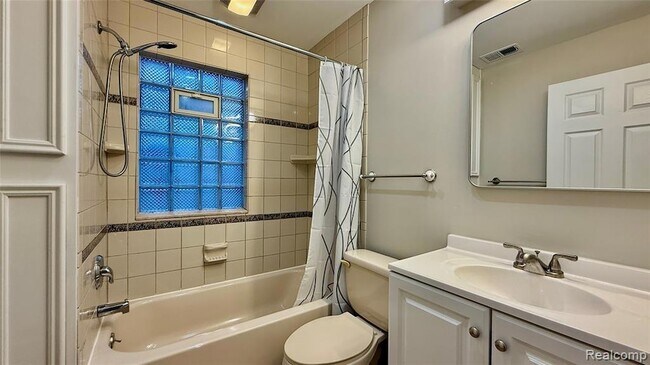 Building Photo - 805 E Milton Ave