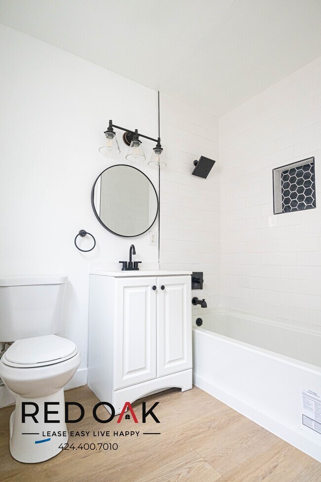 Building Photo - Spacious, Bright, and Completely Remodeled...