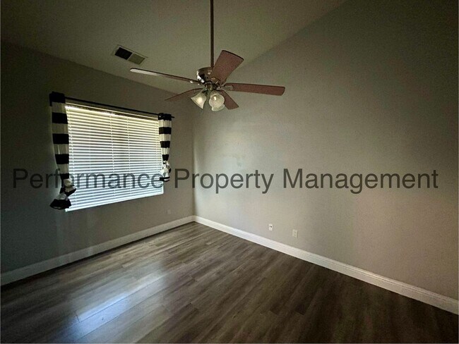 Building Photo - Stunning 4 Bed/2 Bath in SW Bakersfield w/...