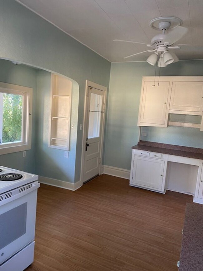 Building Photo - Charming 20's home