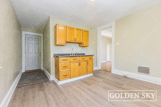 Building Photo - 900 1/2 West Main Street - NA