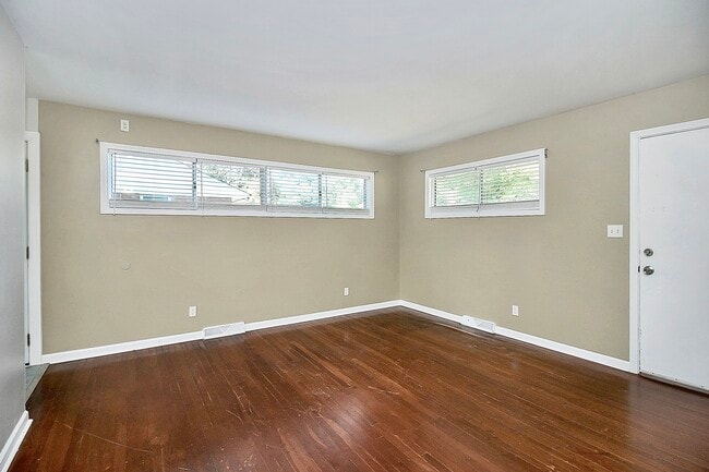 Building Photo - 2244 English Dr