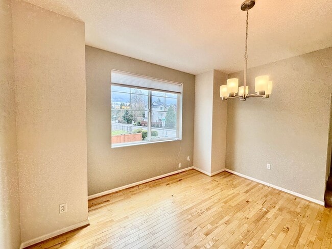 Building Photo - Everett Townhouse