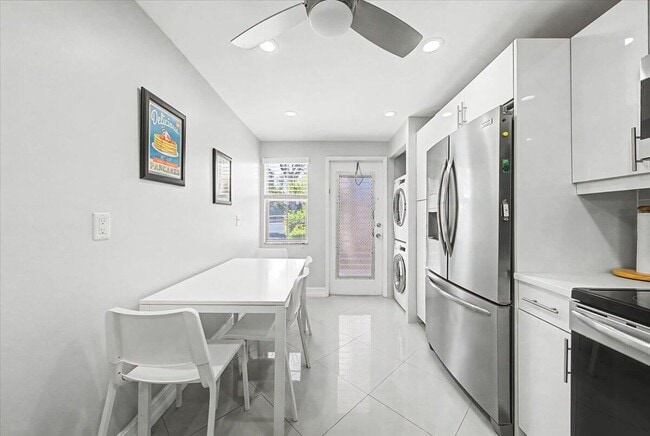 Building Photo - 2701 S Palm Aire Dr