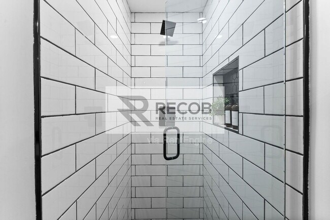 Building Photo - 832 Desty St