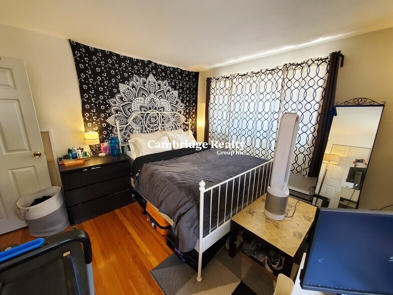 Building Photo - 245 Kelton St