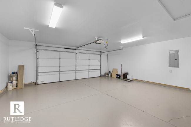 Building Photo - 4 Bedrooms - 2 1/2 Baths - South Medford Living