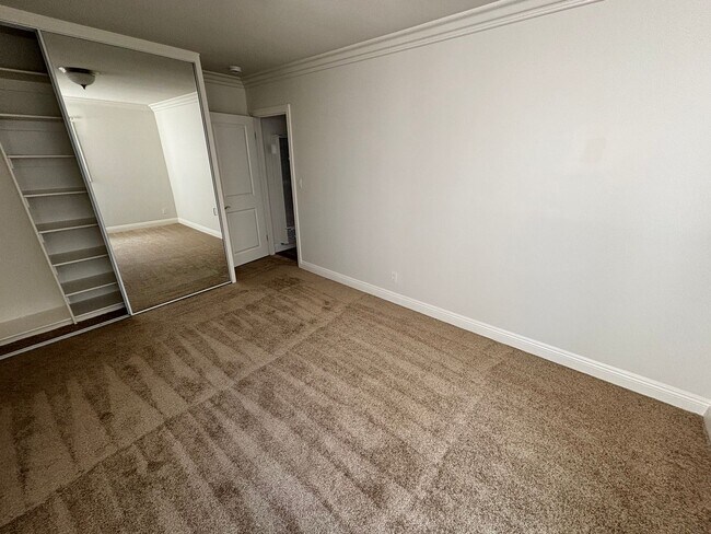Building Photo - 210 Seaview St