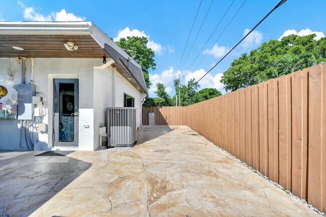 Building Photo - 836 Orchid Dr