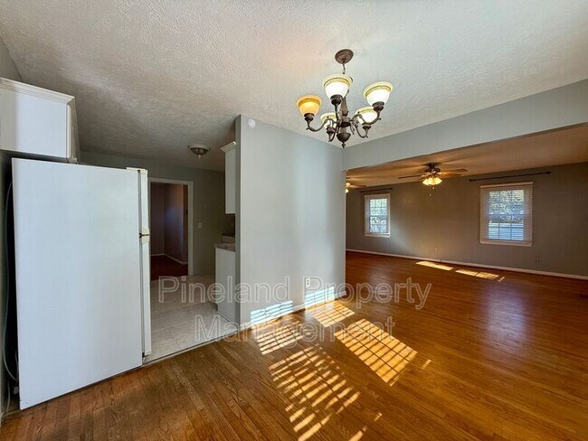 Building Photo - 1521 Paisley Ave