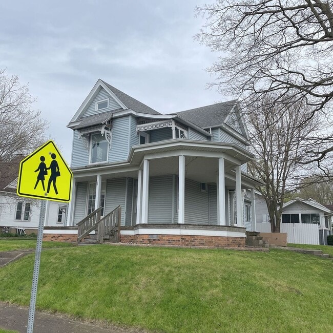 Building Photo - Small Town home ready for lease!