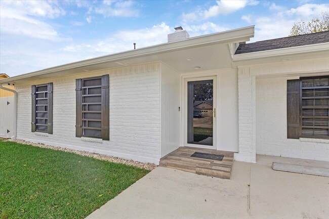 Building Photo - 2511 Nelwood Dr