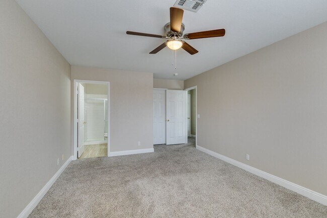 Building Photo - Stylish 2-Bedroom Townhome in Green Valley...