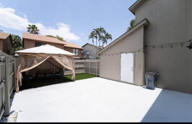 Building Photo - 822 Sandtree Dr