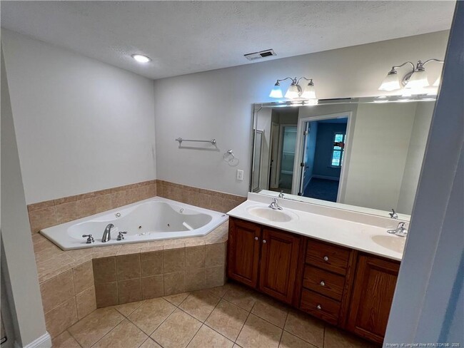 Building Photo - 346 Coverly Square