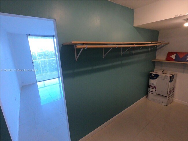 Building Photo - 1301 NE Miami Gardens Dr