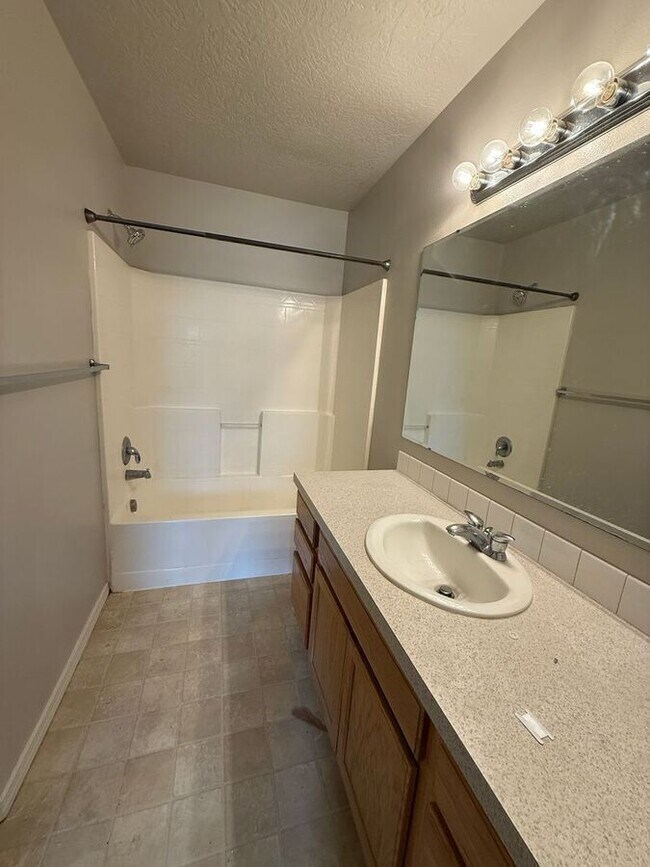 Building Photo - 1936 W Crown Pointe Ave