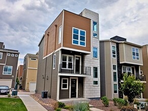 Building Photo - Beautiful 2 Bed + Office + 2.5 Bath home i...