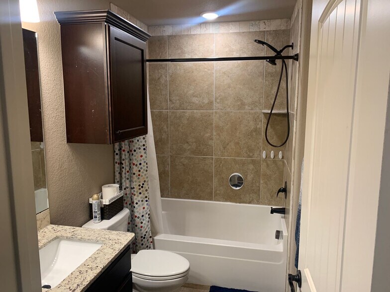 Building Photo - 1630 Abbey Ln